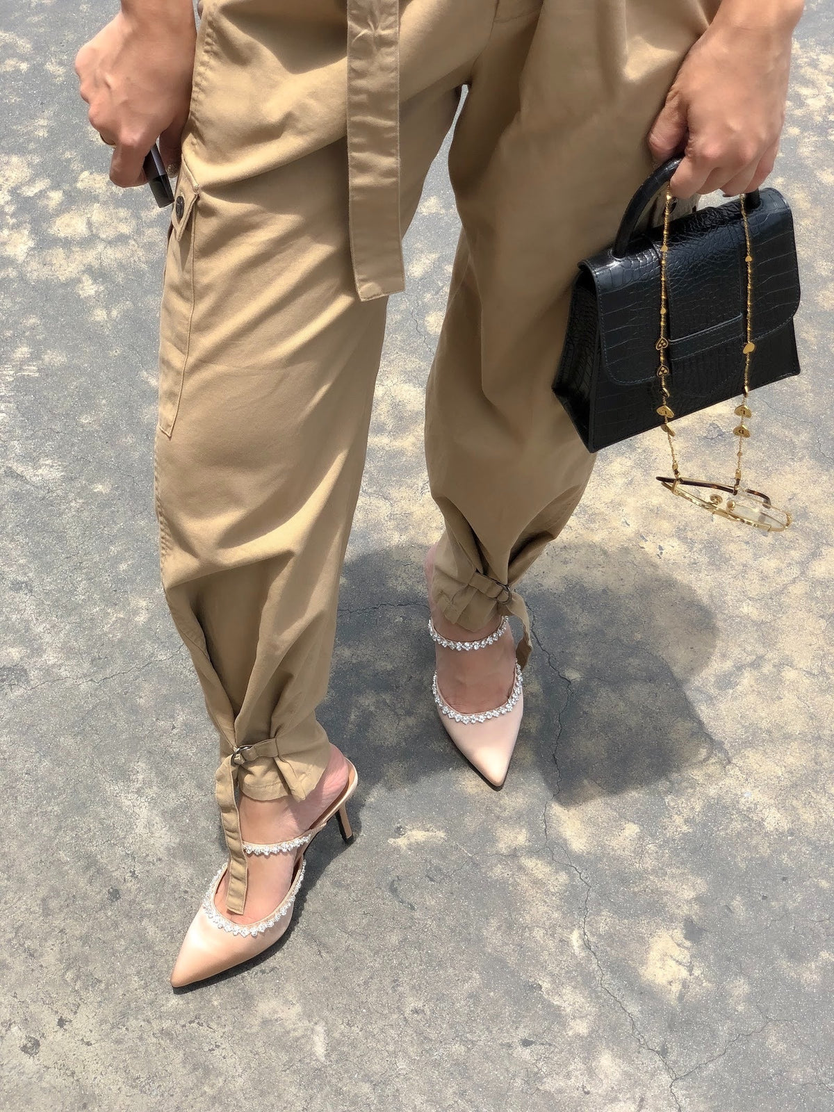 รองเท้าส้นสูงสีนู้ดเบจใส่กับกางเกงผ้าไหมโทนเบจ — DARLIN nude beige heels styled with beige silk trousers